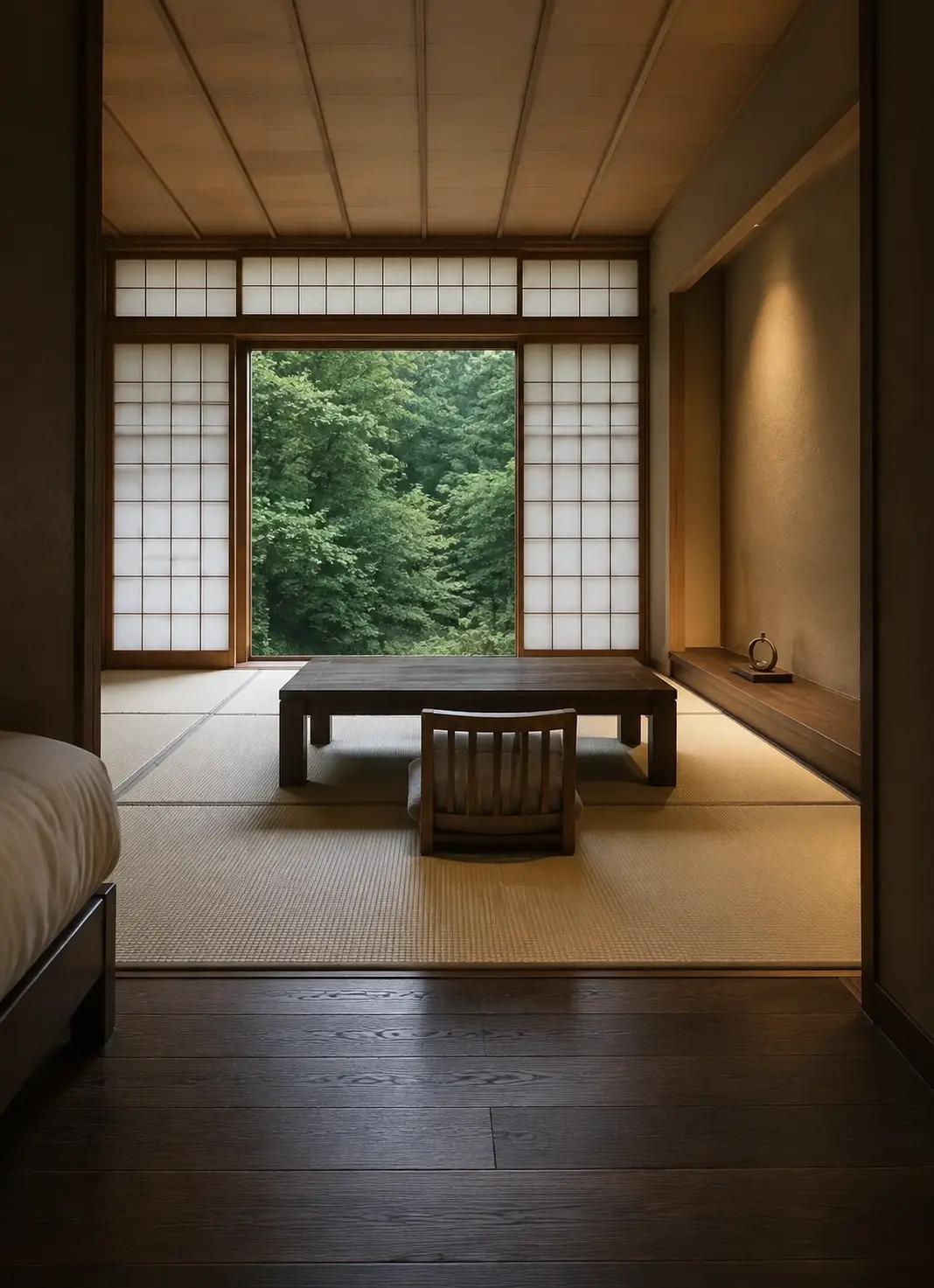 森を望む畳敷きの客室