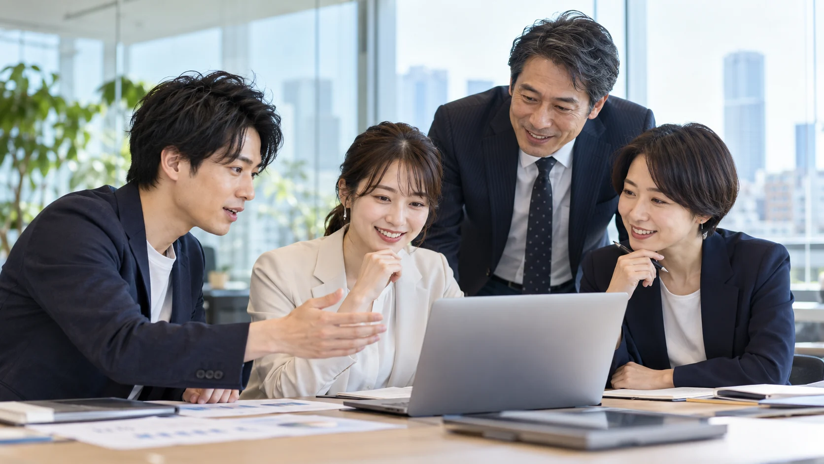 オフィスで協働する技術チーム