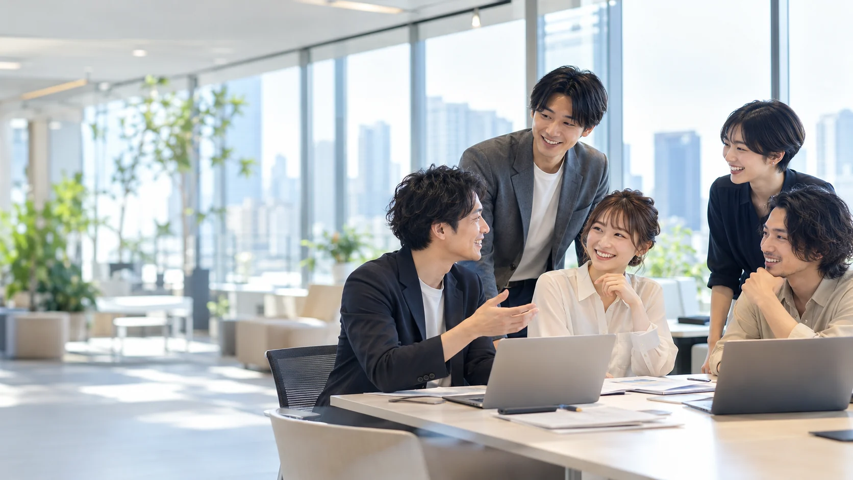 オフィスで交流する若手社員