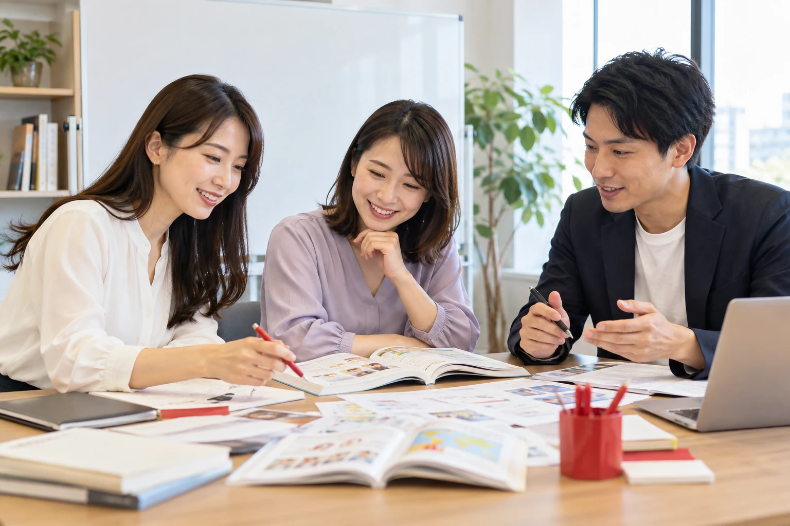 学習支援の教材とプログラムを検討する教育スタッフ
