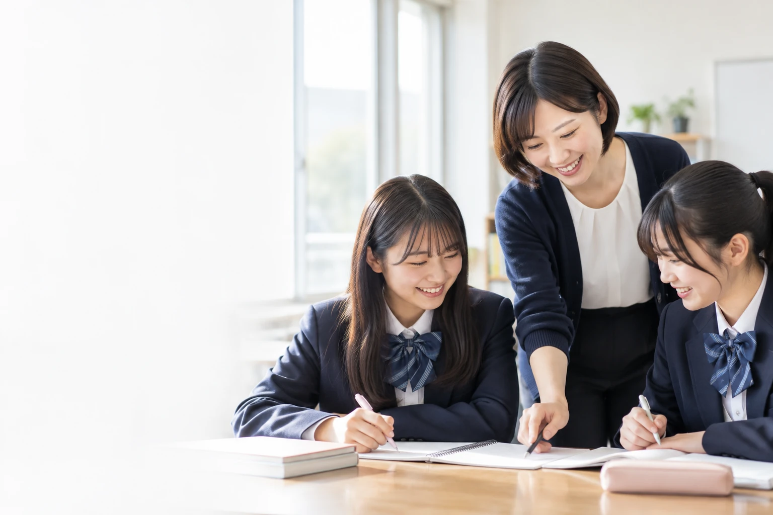 明るい教室で生徒の学びを支える講師