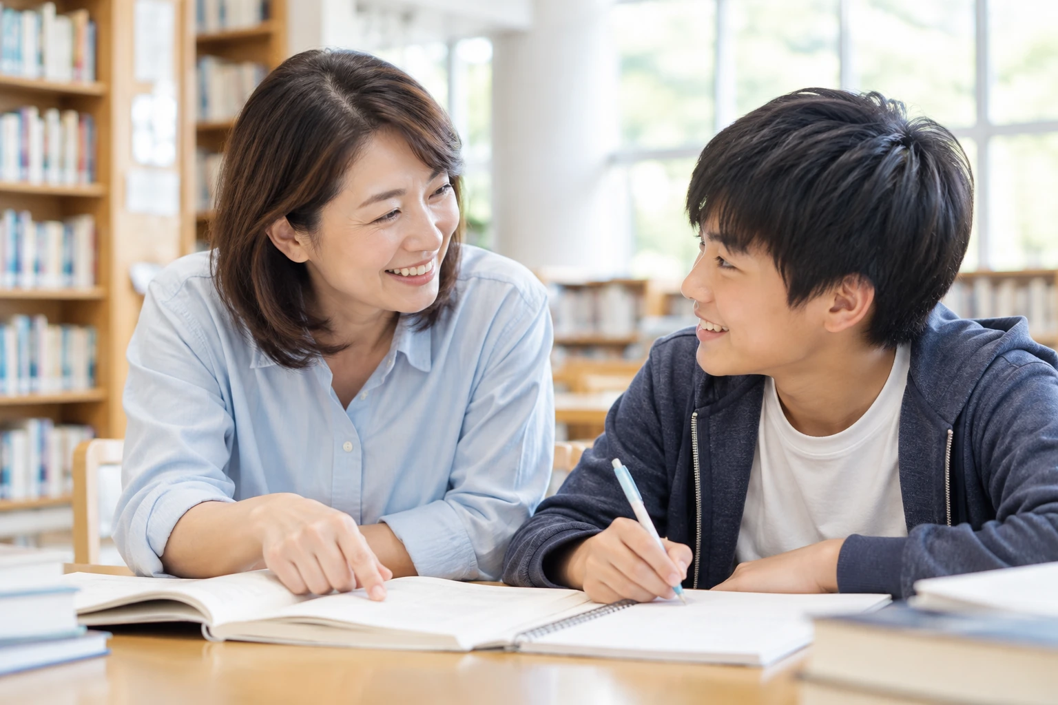 図書室で生徒の理解を確かめながら学習を支える女性講師