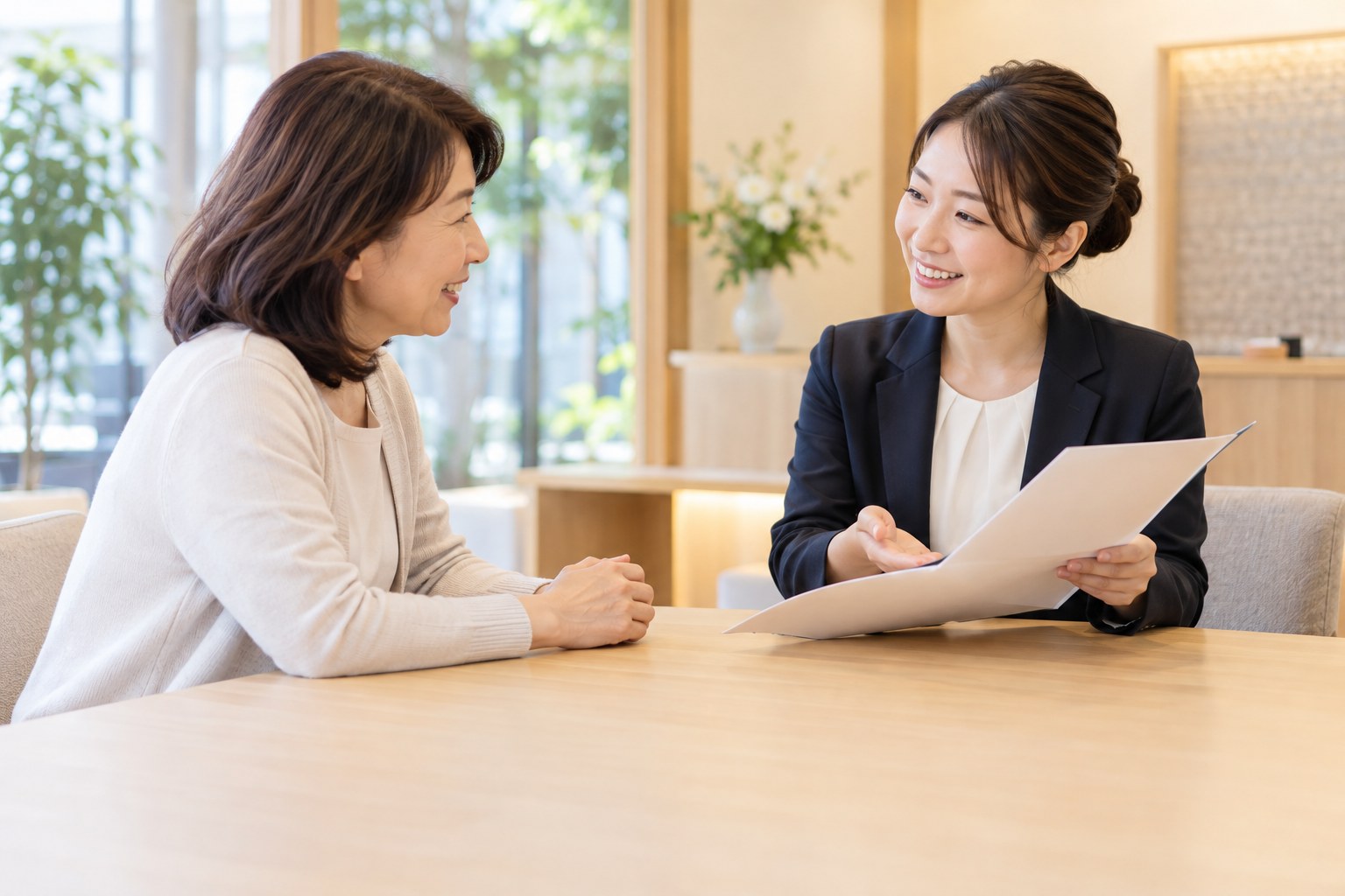 介護の相談をするご家族と相談員